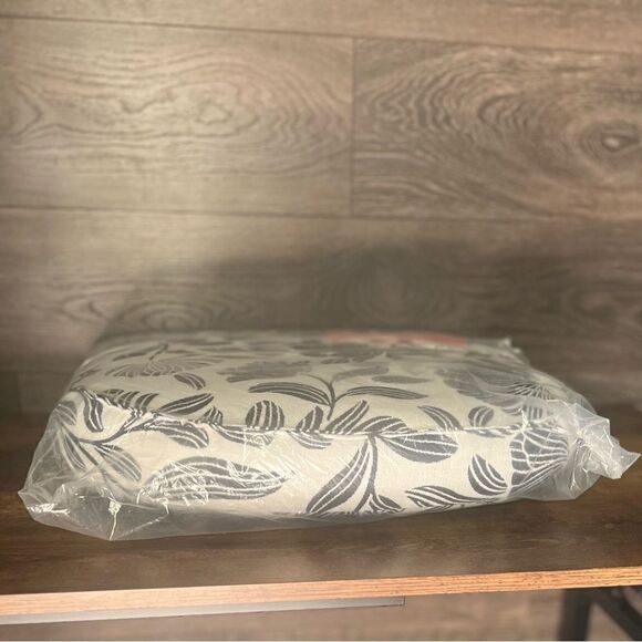 The Company Store Sunbrella Contoured Chair Cushion,Navy Floral, 20” x 20”, NWT! - Picture 11 of 16